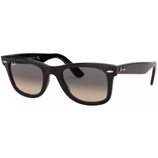 Ochelari de soare Ray-Ban Original Wayfarer, vedere din semi-profil, evidențiind niturile argintii și unghiul frontal specific modelului clasic
