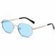 Ochelari de soare polarizați unisex REFFY RGS7010C3 , prezentați din semi-profil cu ramă metalică argintie hexagonală, lentile albastre și brațe cu pernuțe negre