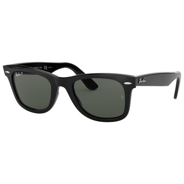 Ochelari de soare Ray-Ban Wayfarer, vedere din semi-profil, evidențiind faimosul unghi pantoscopic (&icirc;nclinat) și niturile argintii de pe front