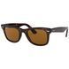 Ochelari de soare Ray-Ban Wayfarer, vedere frontală, ramă clasică din acetat Tortoiseshell (Havana) cu lentile maro polarizate și logo Ray-Ban P