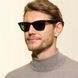 Bărbat z&acirc;mbind, purt&acirc;nd ochelarii de soare Ray-Ban Wayfarer mărimea 54mm, demonstr&acirc;nd o potrivire excelentă și un stil masculin atemporal