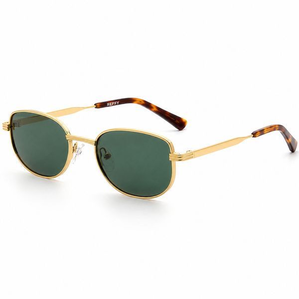 Ochelari de soare ovali unisex REFFY RGS7012C2 , prezentați din semi-profil cu ramă din metal auriu, lentile polarizate verzi și terminații tortoiseshell
