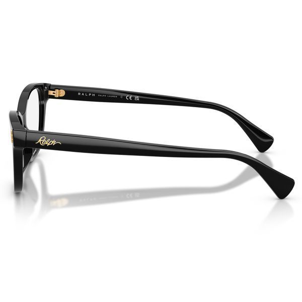 Vedere laterală a brațului pentru ramele Ralph Lauren RA7195U, arăt&acirc;nd finisajul din acetat negru și logo-ul cursiv "Ralph" de culoare aurie