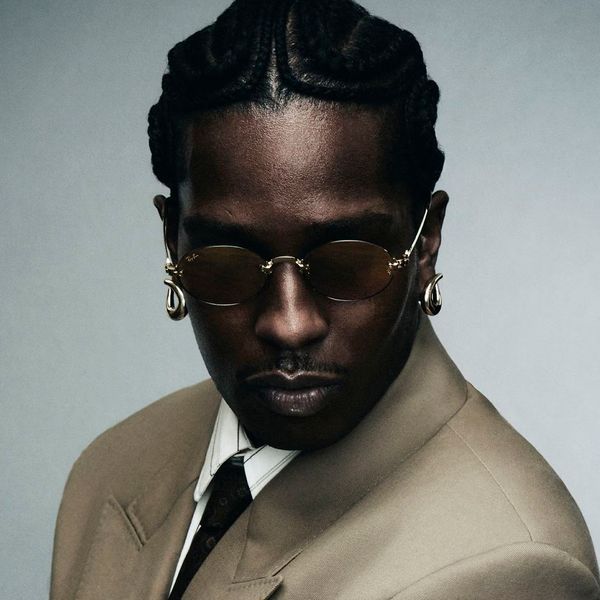 A$AP Rocky, fondatorul AWGE, reprezent&acirc;nd colaborarea exclusivă Ray-Ban cu o estetică hip-hop luxoasă